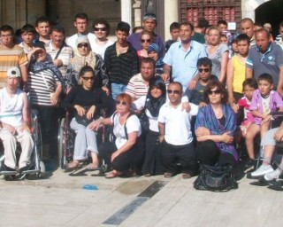 Konya Mevlana Cami  önünde Alanya Tatil Grubundan toplu fotoğraf