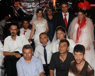 Teknede engelli düğünü:Fotoğraf fonunda en yukarda ve orta alanda Bayrağımız ve Etimesgut Belediye Başkanımız Enver Demirel, dört gelin ve dört damadımızın ortalarında Etimesgut Belediye Başkan Yardımcılarımızdan Alaattin Sonat , Teday Genel Başkanı İlimdar Boztaş, MHP Meclis Üyelerimizden Makbule Sevinç, Star Muhabiri Erol Çalışır, sağa ve sola dizilmiş davetliler