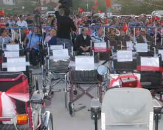 Engelliler Otopark : Düzenlenen Eğlencede Hediye Edilecek Tekerlekli Sandalyeler ve Akülü Arabalar Otopark'ı Anımsatıyor Engelliler Otopark : Düzenlenen Eğlencede Hediye Edilecek Tekerlekli Sandalyeler ve Akülü Arabalar Otopark'ı Anımsatıyor
