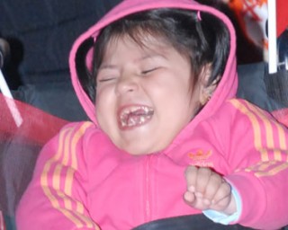 EĞLENCE MERASİMİNDE KEYİFLİ BİR ENGELLİ BEBEK EĞLENCE MERASİMİNDE KEYİFLİ BİR ENGELLİ BEBEK