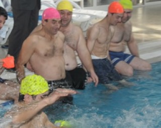 ilimdar boztaş ve engelliler havuzda