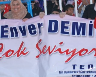 Sayın Enver Demirel'e Teşekkür İçin Hazırlanan Pankart Görüntüsü Sayın Enver Demirel'e Teşekkür İçin Hazırlanan Pankart Görüntüsü