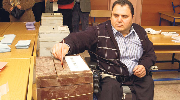 engelli seçmen OY KULLANMA ESNASINDA